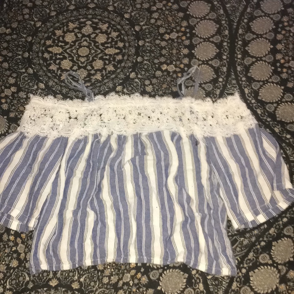 Off the shoulder crop